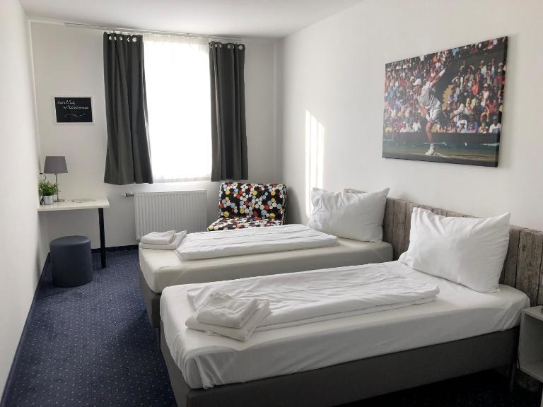 Pension Tennisweber - B&B Schwechat