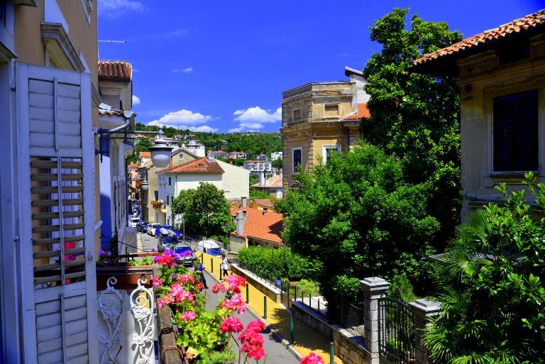Heart of Volosko - Steps to the Sea - Private Parking Included - Bed and Breakfast Opatija