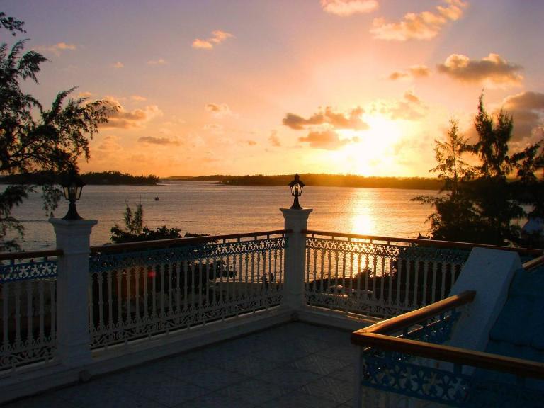 Bella Guesthouse Charming Beachfront Stay - Bed and Breakfast Blue bay