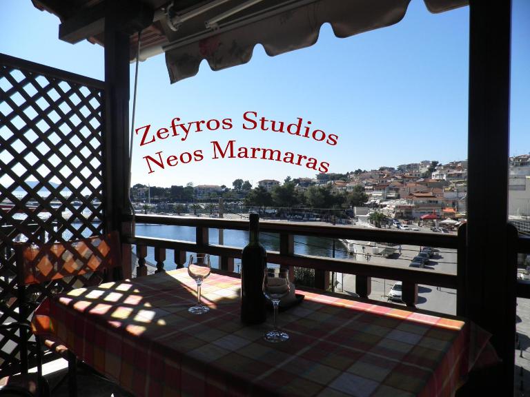 Zefyros Studios - Chambres d'hôtes Néos Marmarás