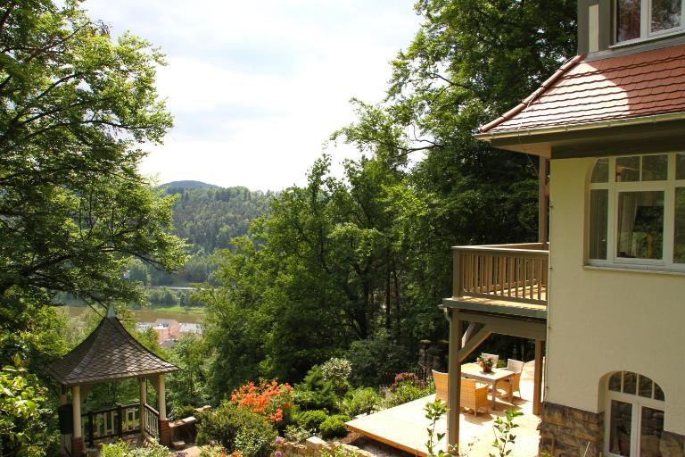 Villa Sonnenburg - Blick auf die Stadt und die Elbe - Parkplätze - B&B Bad Schandau