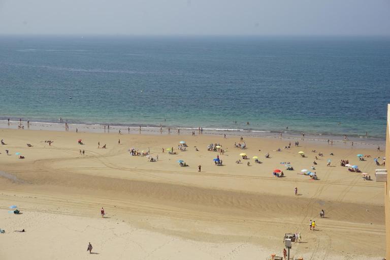 Apartamento La Mar de Cerca. Terraza vistas Mar. 1ª Linea Playa - Bed and Breakfast Cádiz