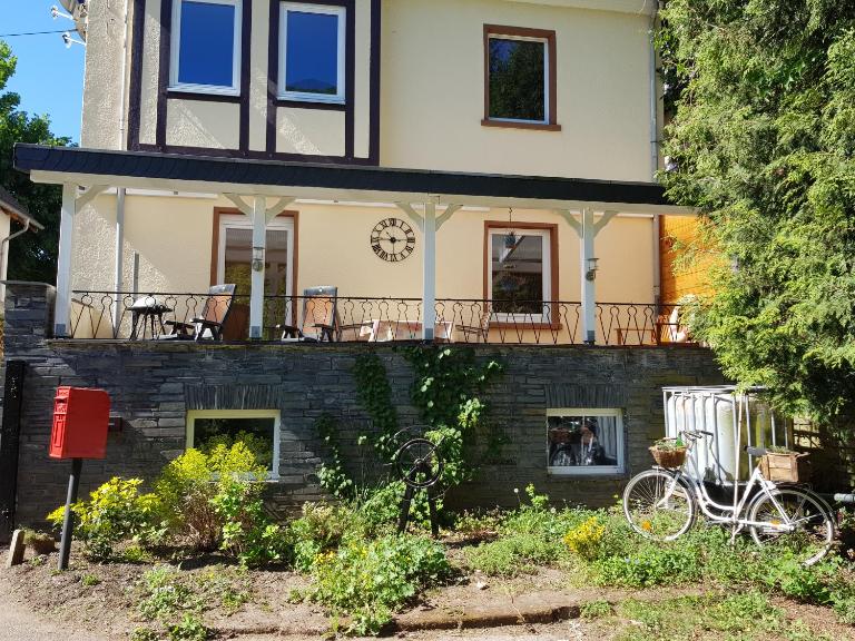 Haus Lowe Ferienwohnungen - Bed and Breakfast Senheim