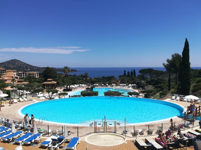 CAP ESTEREL appartement climatisé dans le centre du village vacances - Chambres d'hôtes Drammont