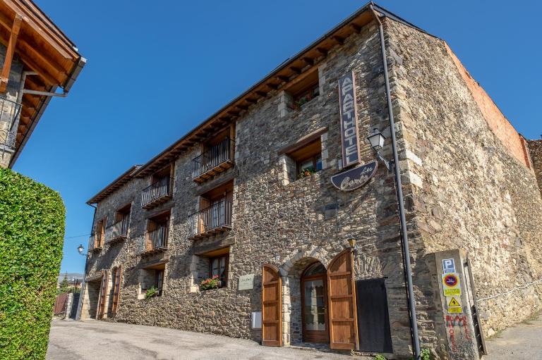 Aparthotel les Corts - B&B Llívia