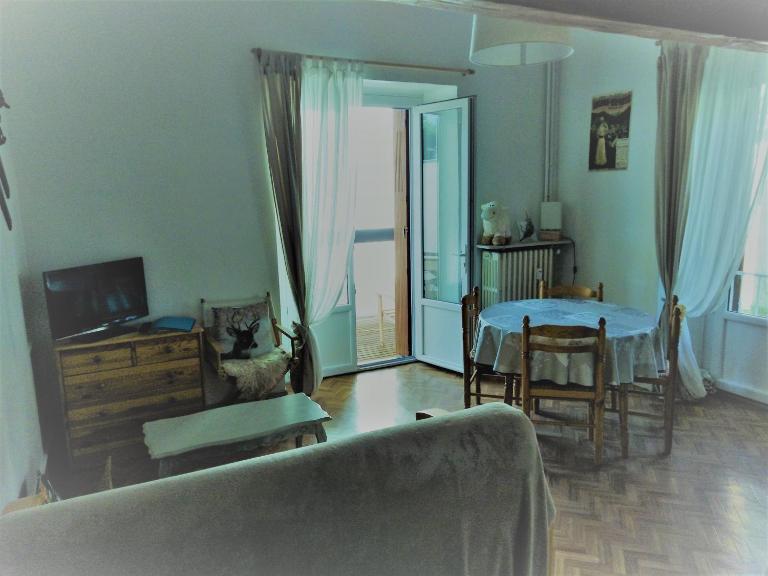 Le Pardeilhan Appt chaleureux, lumineux avec terrasse et parking en coeur de ville - B&B Bagnères-de-Luchon