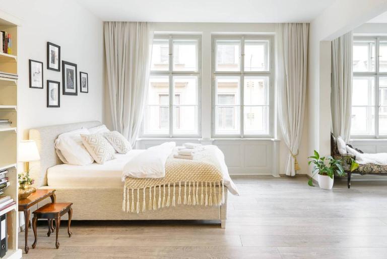 Stylish, Light-Filled Home in the Historic Center - Ferienwohnung Prag