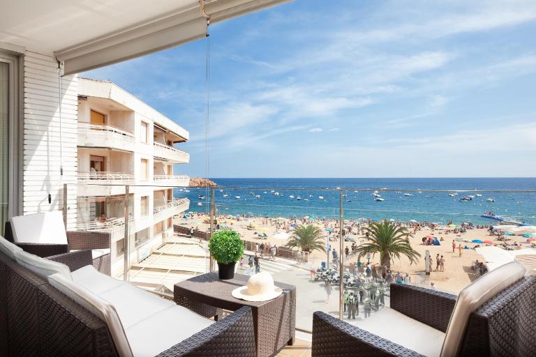 Lets Holidays AMAZING FRONT SEA VIEWS APARTMENT - Bed and Breakfast Tossa de Mar
