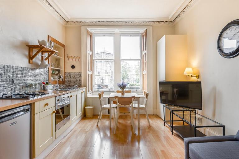 Spacious & Unique city central 1 bed with WiFi - B&B Edimburgo