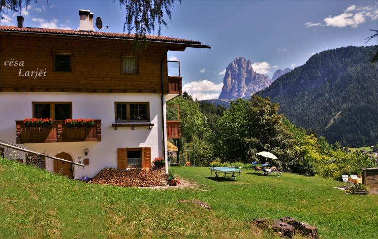 Apartment Larjëi - Bed and Breakfast Urtijëi