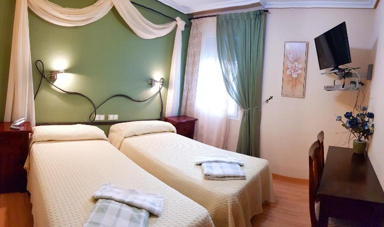 Hostal De La Torre Hostal Economico - B&B Valladolid