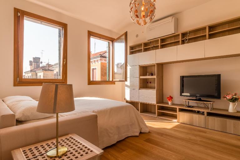SUNNY NEST CANAL VIEW IN VENICE CHIC MOVIDA - B&B Venezia