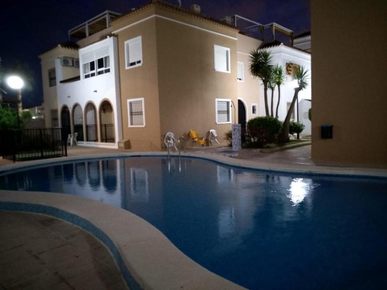 Apartament Naranja con piscina urb El Paraiso - Chambres d'hôtes Torrevieja