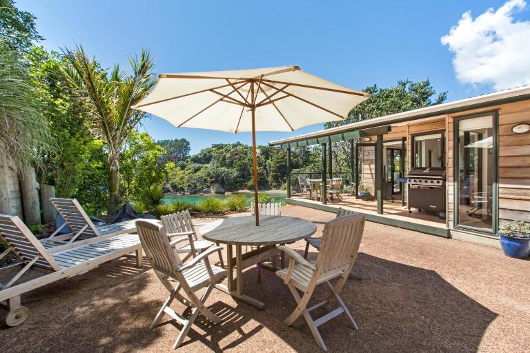 Beachfront Enclosure Bay - Waiheke Unlimited - B&B Oneroa