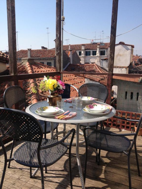 TINTORETTO 1 CON TERRAZZA SOPRA IL TETTO, 3 bagni, 3 grandi camere da letto, SUPER NUOVO - Bed and Breakfast Venetië