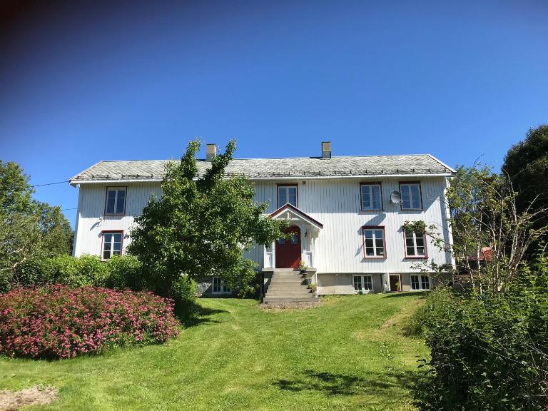 Landlig idyll med fjordutsikt - B&B Valsøybotn