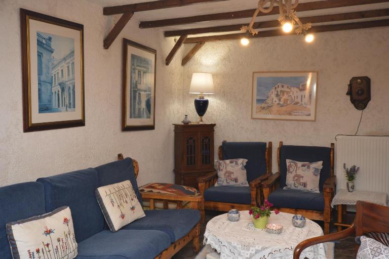 House with Big Garden - B&B Corinth