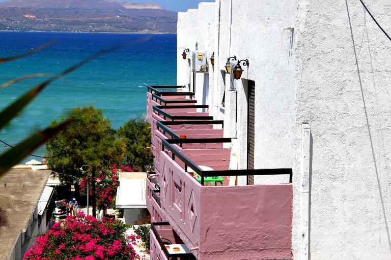 Apokoros Craft Deco Apartments & Studios - Bed and Breakfast Kalyves