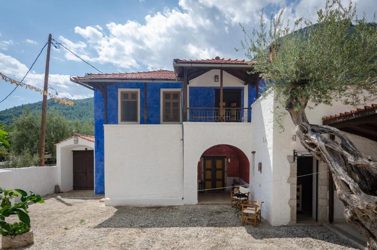Colourfull Stone House - Bed and Breakfast Leonídio