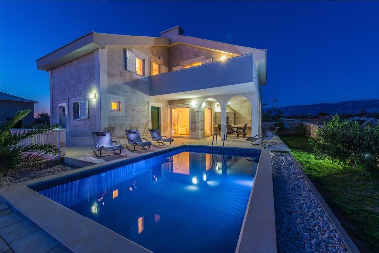 Villa Stani, luxury villa with a pool - Chambres d'hôtes Novalja