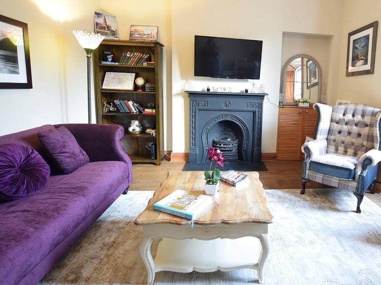 JOIVY Classic Apt with Castle Views in Old Town - Bed and Breakfast Edinburgh