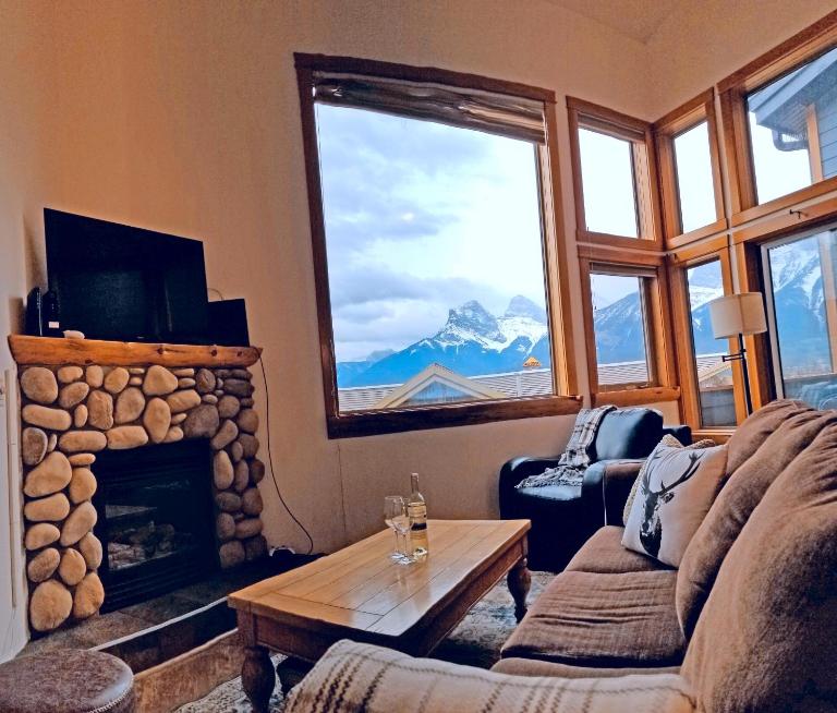 Downtown Loft, Mountain Views, Fireplace, Couple's Retreat, Walker's Paradise - B&B Canmore