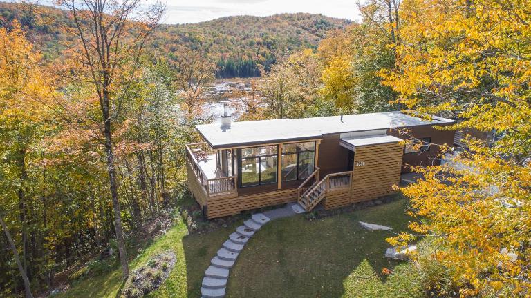 Modern Chalet with Mountain and Lake view by Reserver.ca - B&B Sainte-Adèle