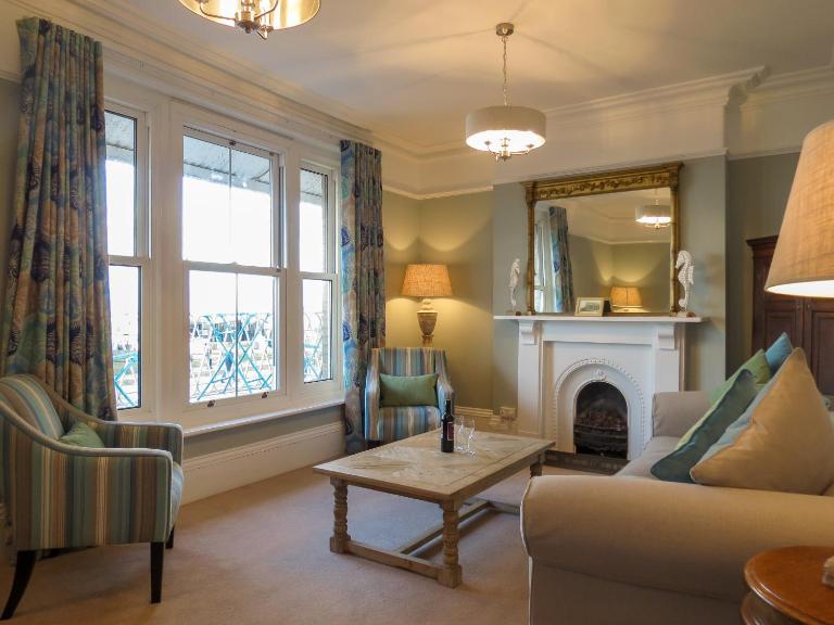 14 Market Cross Place - Beachfront location with lovely sea views - Aldeburgh Coastal Cottages - B&B Aldeburgh
