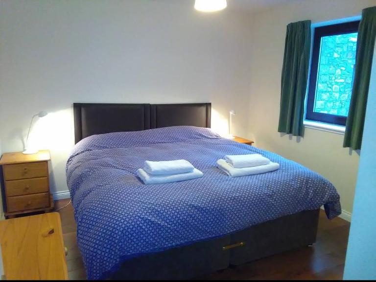 Berryhill Cottage - 3 bedroom 2 bathroom self-catering - sleeps 6 - Private off-road parking - Yard & Shed - Suit Contractors - Peterhead 1 mile - Newly Refurbished - Underfloor Heating - Drying Room - Golf Driving Range - Cafe - Extensive Footpaths - Chambres d'hôtes Peterhead
