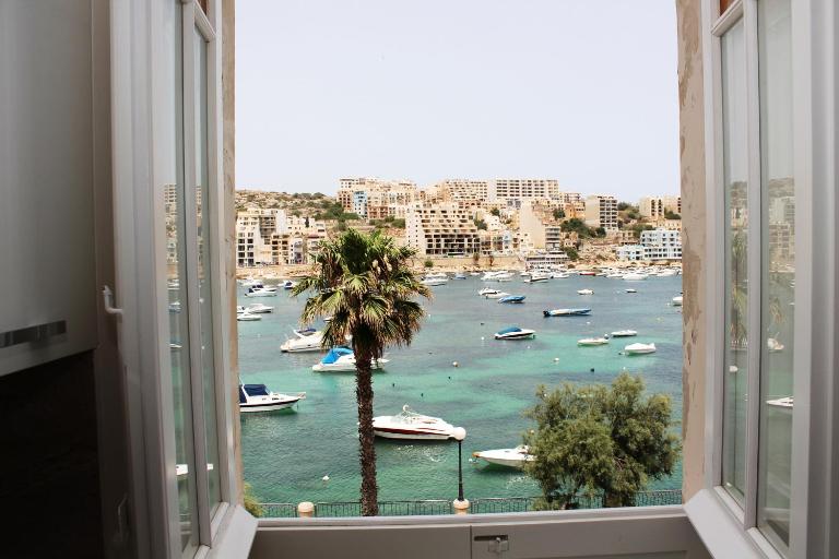 Blue Harbour 3 bedroom seafront apartment with large yard on the promenade - by Getawaysmalta - B&B San Pawl il-Bahar