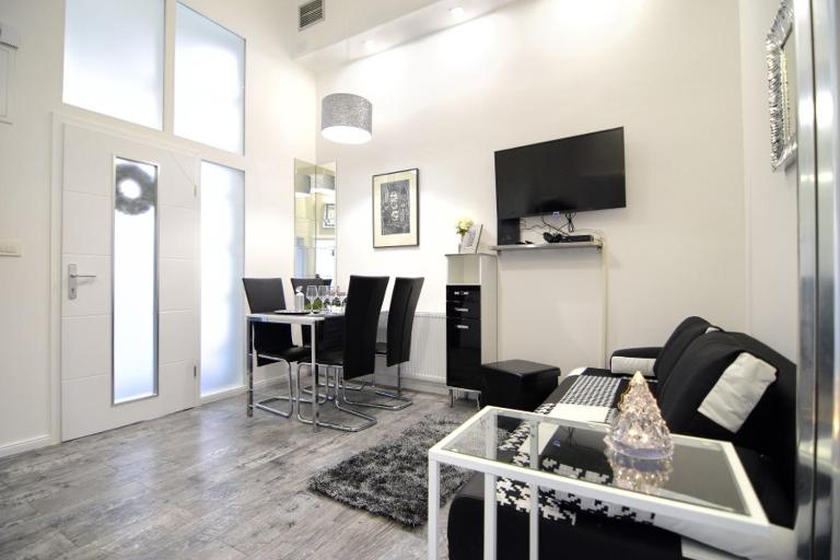 LEA APARTMENT - FREE PARKING in front for 2 cars - B&B Zagreb