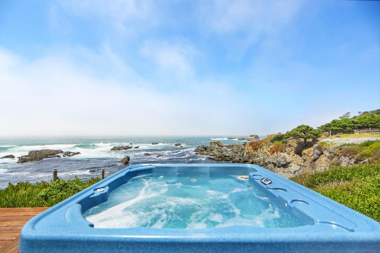 Relaxing Oceanfront Retreat with Hot Tub - B&B Fort Bragg