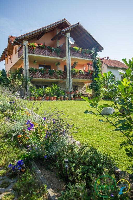 Guest House Nena Rastoke - Nature Retreat with waterfall views - B&B Slunj