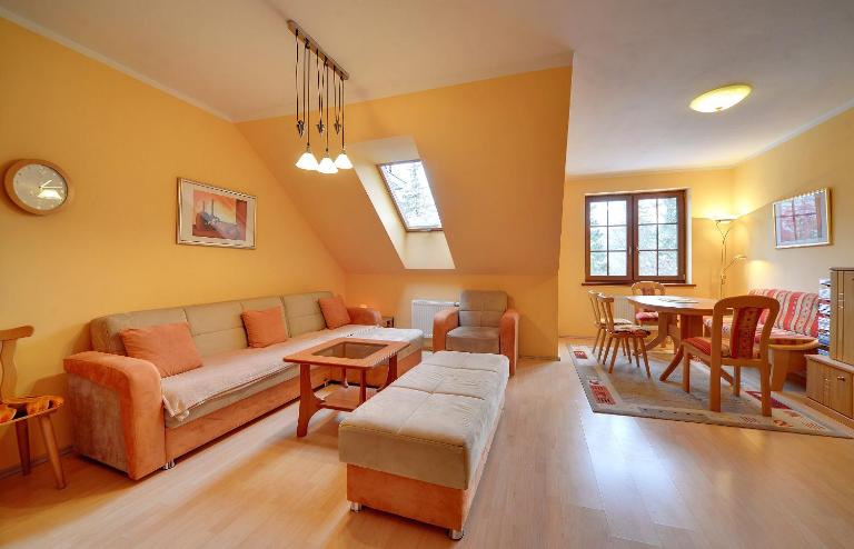 Żółty Apartament Sun Seasons 24 w Karpaczu z Balkonem by Noclegi Renters - B&B Karpacz