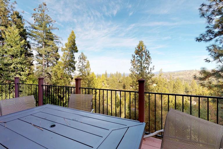 Pine Mountain Getaway (02-461) - Bed and Breakfast Groveland