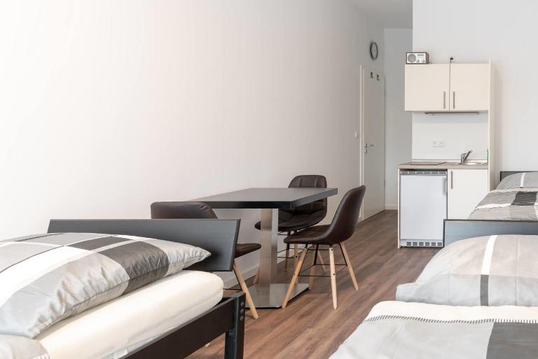Monteurzimmer Berlin Pankow mit Dachterrasse - Nur 10 min. von der A10 - 3 Zimmer/ 7 Betten - B&B Berlin