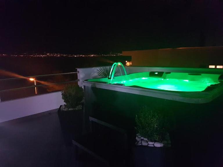 Luxury apartment MaLea with jacuzzi and sauna, by the sea - B&B Trogir