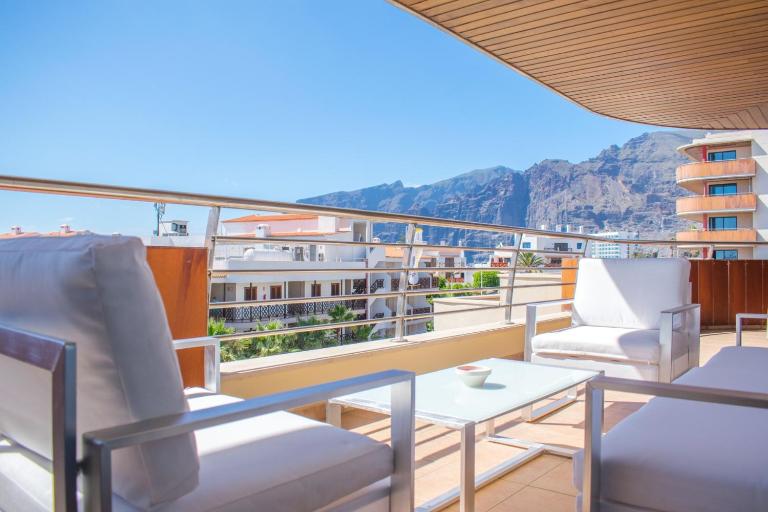 Large terrace with views on the cliffs at Balcon De Los Gigantes - B&B Puerto Santiago