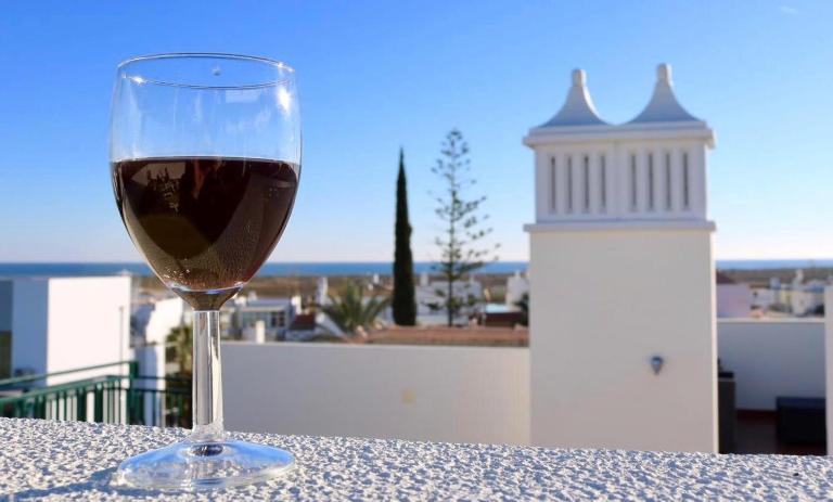 Central apartment-terrace and pool - B&B Cabanas de Tavira