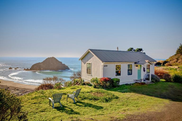 Oceanfront Elk Home Steps to Beach & Pet-Friendly - B&B Elk