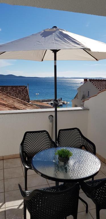 Rustic House Diklo 20m from the sea - Ferienwohnung Zadar