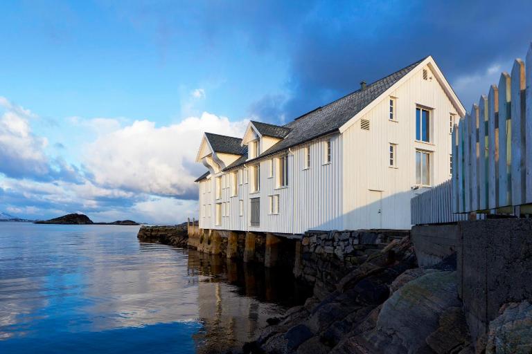 Sveggvika Guesthouse - B&B Øvre Tennel