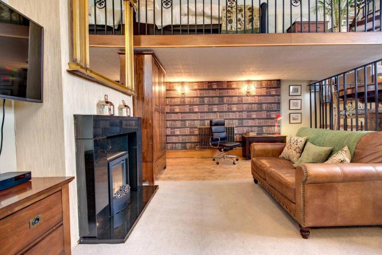 Carnegie Library: Bronte Apartment 1 Bedroom - Ferienwohnung Swinton