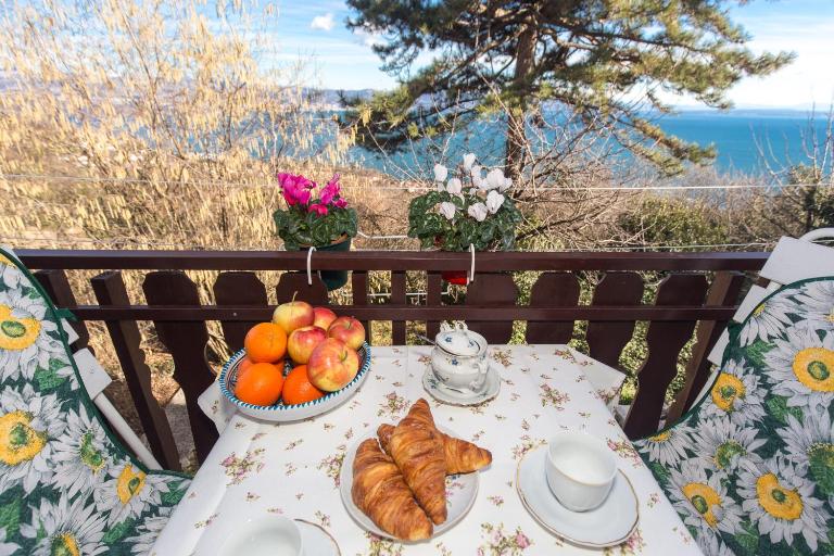 Comfy And Warm Ap With Balcony Surrounded With Beautiful Nature - Chambres d'hôtes Lovran