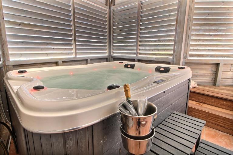 Appartement THOMANA , jacuzzi privé, plage à 200 m - B&B Le Moule