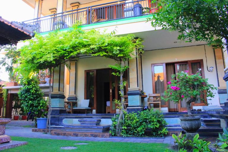 CR Tris Rooms Seminyak - B&B Seminyak