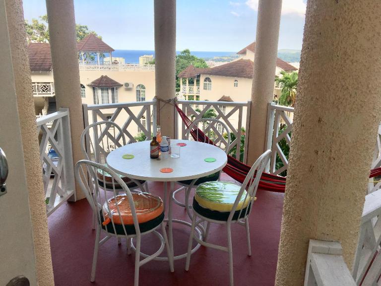 #D1 castle STUDIO WIFI KING bed Ocho Rios Jamaica - B&B Ocho Rios