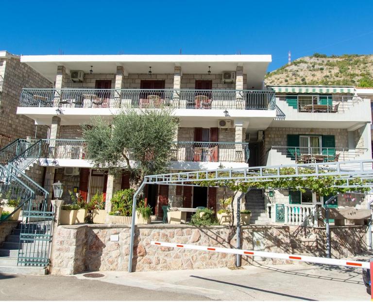 Ivona 2 - Bed and Breakfast Sveti Stefan