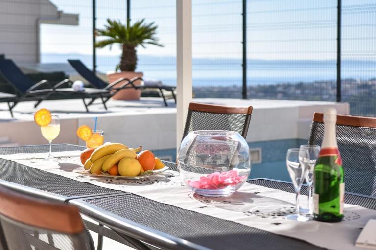 Villa Joy- Paradise near Split by Istra Vacation - Chambres d'hôtes Kučine