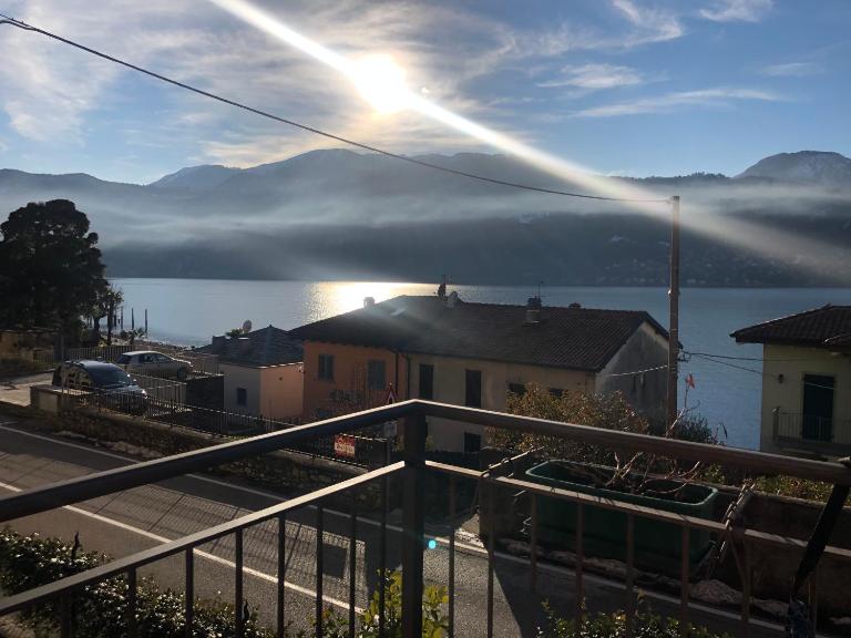 In centro Ca' Leandro Vista lago - B&B Lierna
